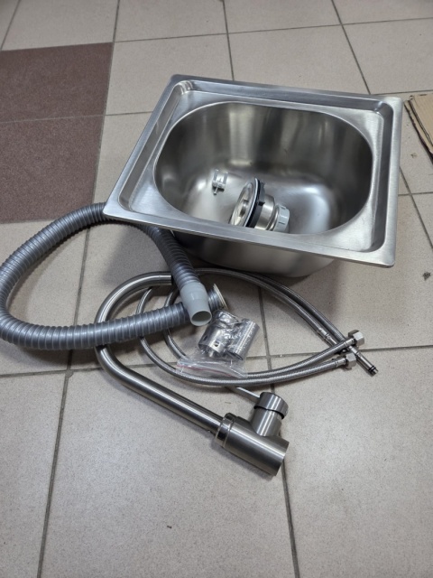 Beliani MAENZA Zlewozmywak stalowy 32x38x17 cm + Bateria – Kompaktowy zestaw