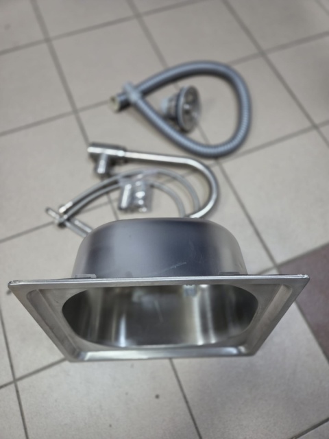 Beliani MAENZA Zlewozmywak stalowy 32x38x17 cm + Bateria – Kompaktowy zestaw