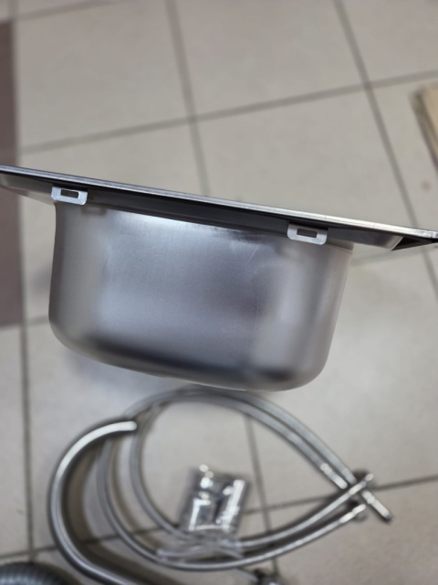 Beliani MAENZA Zlewozmywak stalowy 32x38x17 cm + Bateria – Kompaktowy zestaw