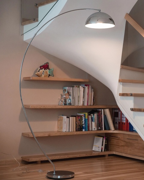 BELIANI Lampa podłogowa KAMA srebrna metalowa chromowana loft retro