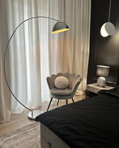 BELIANI Lampa podłogowa KAMA srebrna metalowa chromowana loft retro