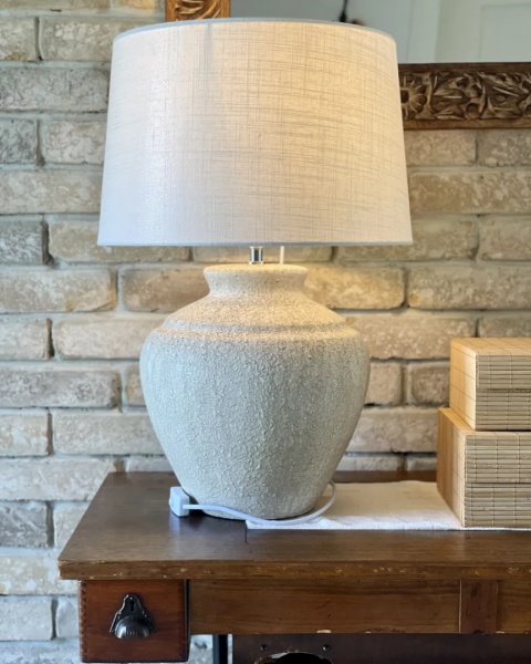 Beliani Lampa stołowa CAINE jasnobeżowa ceramiczna z kloszem 60 cm