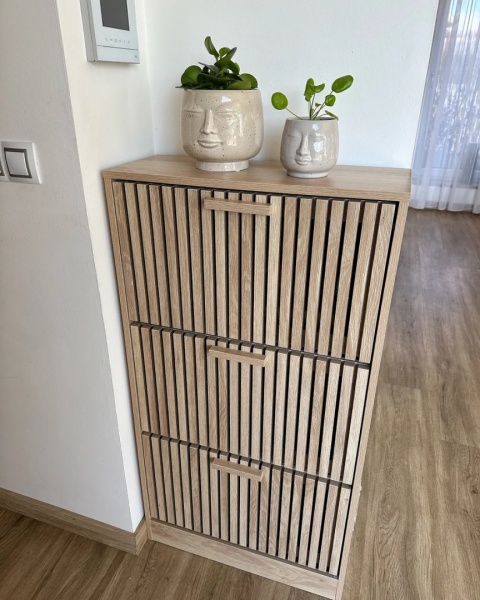 Beliani Szafka na buty LYNWOOD Jasnobrązowa 60 x 24 x 113 cm z żebrowanymi frontami do 12 par butów