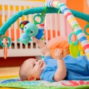 Bright Starts™ Wild Wiggles™ Safari – Interaktywna Mata Edukacyjna z Muzycznym Słonikiem i Składanym Pałąkiem FoldAway