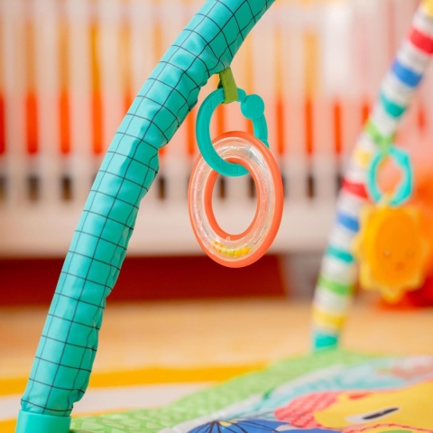 Bright Starts™ Wild Wiggles™ Safari – Interaktywna Mata Edukacyjna z Muzycznym Słonikiem i Składanym Pałąkiem FoldAway