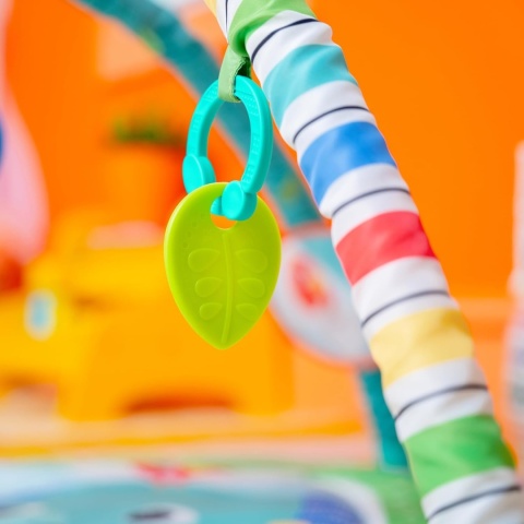 Bright Starts™ Wild Wiggles™ Safari – Interaktywna Mata Edukacyjna z Muzycznym Słonikiem i Składanym Pałąkiem FoldAway