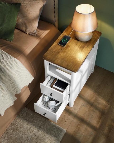 VASAGLE® – Wielofunkcyjny Wąski Stolik Boczny i Nocny – Model LET327W14 – Wbudowana Listwa Zasilająca (2x Gniazdko, 2x USB)