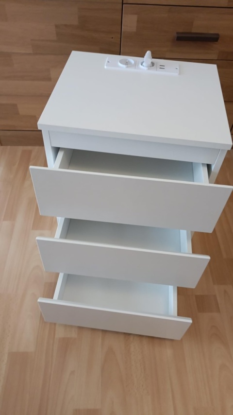 VASAGLE® – Nowoczesny Elegancki Stolik Nocny i Pomocniczy – Model LET631W14 – Wbudowana Stacja Ładowania (2x Gniazdko, 2x USB)