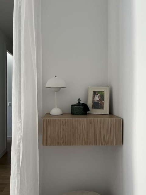 Selsey® Nolie – Ekskluzywny Wiszący Stolik Nocny w Stylu Japandi – Pojemna Szuflada z Systemem Push-To-Open