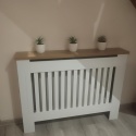 Vida Designs® Arlington – Nowoczesna Drewniana Osłona Grzejnika – Pionowy Wzór Listew, Łatwy Montaż Ścienny