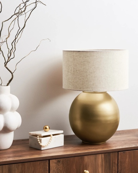 Beliani® Sobramati – Elegancka Lampa Stołowa / Nocna (Wysokość 52 cm) – Mosiężna Podstawa z Żelaza, Abażur z Bawełny i Lnu