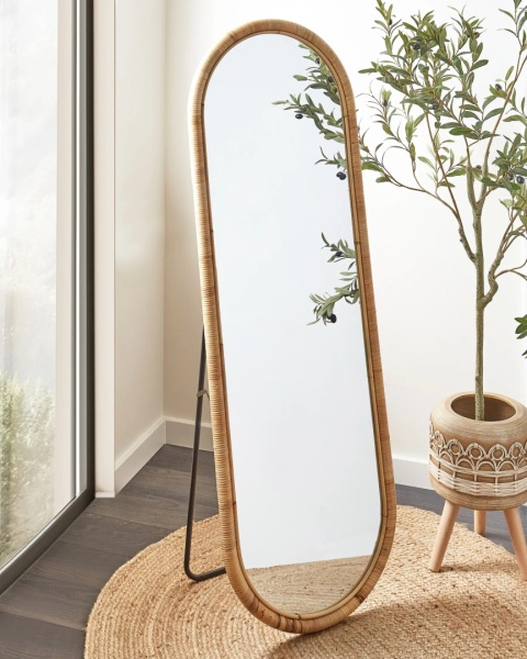 Beliani® Montot – Owalne Rattanowe Lustro Stojące (50 x 150 cm) – Naturalna Ręcznie Pleciona Rama z RATTANU