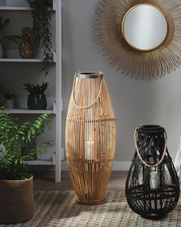 Beliani® Tahiti – Wysoka Bambusowa Latarnia / Lampion ze Szklanym Wkładem (32 x 32 x 84 cm) – Ręcznie Pleciony Bambus