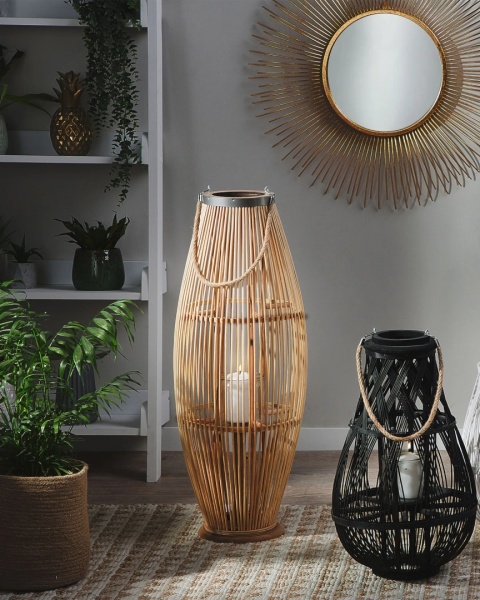 Beliani® Tahiti – Wysoka Bambusowa Latarnia / Lampion ze Szklanym Wkładem (32 x 32 x 84 cm) – Ręcznie Pleciony Bambus