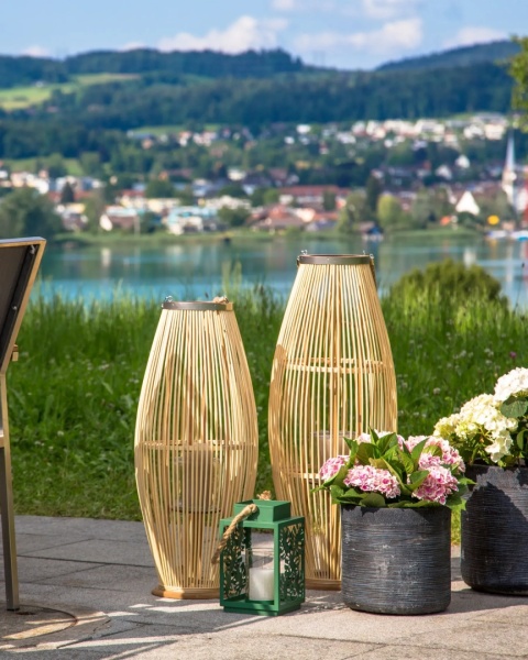 Beliani® Tahiti – Wysoka Bambusowa Latarnia / Lampion ze Szklanym Wkładem (32 x 32 x 84 cm) – Ręcznie Pleciony Bambus