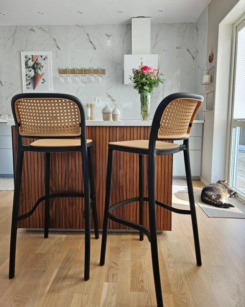 Beliani® Plose – Zestaw 4 Hokerów / Krzeseł Barowych (40 x 46 x 102 cm) – Trwałe Tworzywo Odporne na Promienie UV
