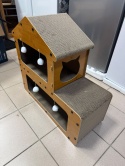 Eco Villa – Piętrowy Drapak Tekturowy dla Kota z Domkiem, Legowiskiem i 7 Piłeczkami (67 x 27 x 62 cm)