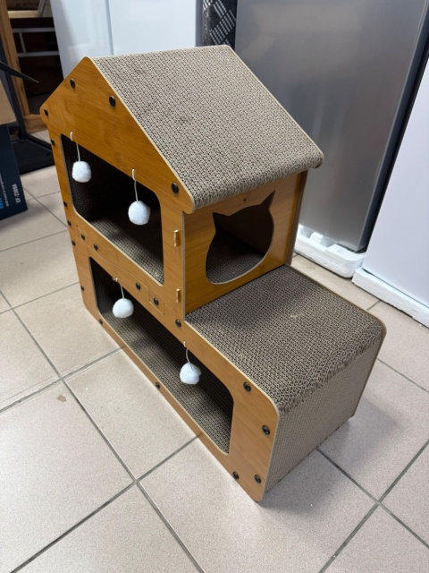 Eco Villa – Piętrowy Drapak Tekturowy dla Kota z Domkiem, Legowiskiem i 7 Piłeczkami (67 x 27 x 62 cm)