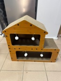Eco Villa – Piętrowy Drapak Tekturowy dla Kota z Domkiem, Legowiskiem i 7 Piłeczkami (67 x 27 x 62 cm)