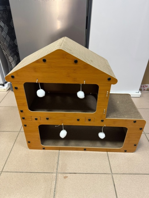 Eco Villa – Piętrowy Drapak Tekturowy dla Kota z Domkiem, Legowiskiem i 7 Piłeczkami (67 x 27 x 62 cm)
