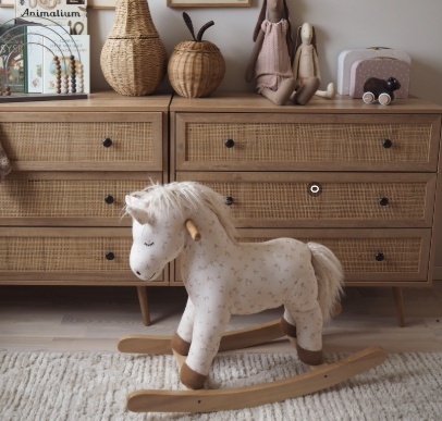 Komoda Beliani PONCA – 3 szuflady z rattanem, jasne drewno, 90×79 cm Komoda Beliani PONCA – 3 szuflady z rattanem, jasne drewno, 90×79 cm