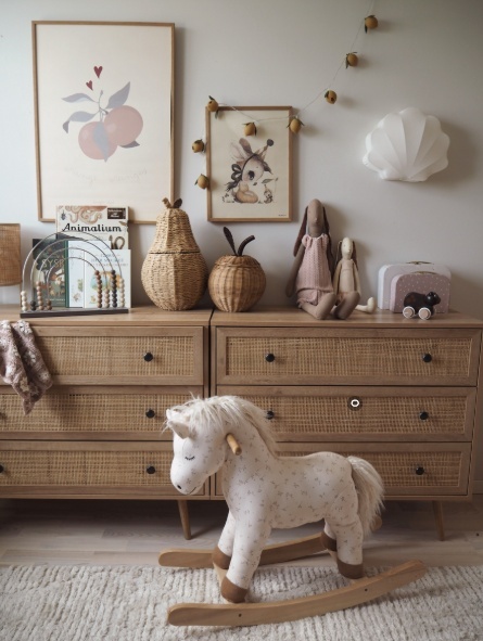 Komoda Beliani PONCA – 3 szuflady z rattanem, jasne drewno, 90×79 cm Komoda Beliani PONCA – 3 szuflady z rattanem, jasne drewno, 90×79 cm