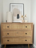 Komoda Beliani PONCA – 3 szuflady z rattanem, jasne drewno, 90×79 cm