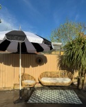 Parasol ogrodowy Beliani MINOA ⌀ 245 cm – czarno-biały, z aluminium
