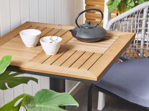 Stolik Bistro Beliani PALMI 60x60 cm Imitacja Drewna Brązowy Ogrodowy Stolik Bistro Beliani PALMI 60x60 cm Imitacja Drewna Brązowy Ogrodowy