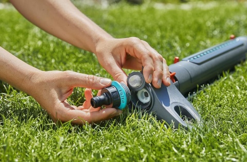 Gardena Zraszacz Wahadłowy AquaZoom M – Elastyczne Nawadnianie 9-250 m², Regulowany Zasięg i Szerokość Gardena Zraszacz Wahadłowy AquaZoom M – Elastyczne Nawadnianie 9-250 m², Regulowany Zasięg i Szerokość