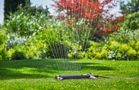 Gardena Zraszacz Wahadłowy AquaZoom M – Elastyczne Nawadnianie 9-250 m², Regulowany Zasięg i Szerokość Gardena Zraszacz Wahadłowy AquaZoom M – Elastyczne Nawadnianie 9-250 m², Regulowany Zasięg i Szerokość
