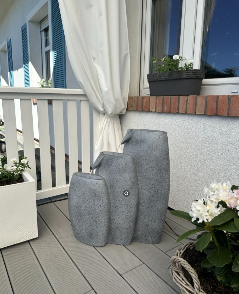 Fontanna ogrodowa BELIANI BELIOANI szara z LED – kaskadowa dekoracja ogrodu z oświetleniem, 70 cm Fontanna ogrodowa BELIANI BELIOANI szara z LED – kaskadowa dekoracja ogrodu z oświetleniem, 70 cm