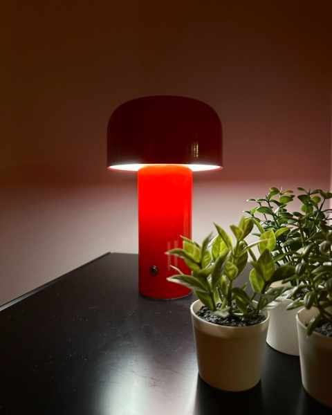 Beliani Bezprzewodowa lampa stołowa LED BESOS czerwona, metalowa, ze ściemniaczem Beliani Bezprzewodowa lampa stołowa LED BESOS czerwona, metalowa, ze ściemniaczem