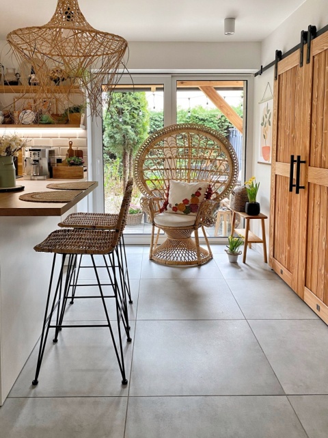 Beliani Krzesło Barowe CASSITA Rattan Naturalny Rustykalne Beliani Krzesło Barowe CASSITA Rattan Naturalny Rustykalne