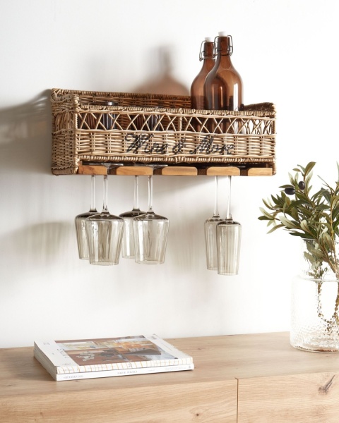 Beliani Półka Ścienna z Uchwytem na Kieliszki SAHAB Rattan Naturalny 47 cm Beliani Półka Ścienna z Uchwytem na Kieliszki SAHAB Rattan Naturalny 47 cm