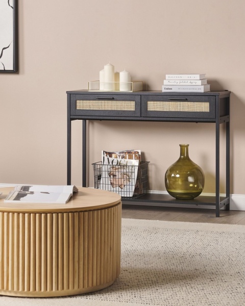 Nowoczesna Konsola Beliani OPOCO Wicker Front, Czarna z Rattanem i Złotymi Uchwytami Nowoczesna Konsola Beliani OPOCO Wicker Front, Czarna z Rattanem i Złotymi Uchwytami
