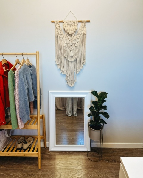 Beliani Lustro ścienne 60x90 cm białe LUNEL – prostokątne z ozdobną ramą Beliani Lustro ścienne 60x90 cm białe LUNEL – prostokątne z ozdobną ramą