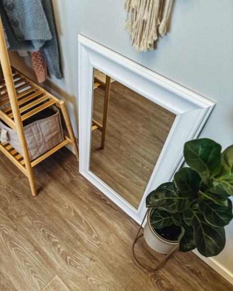 Beliani Lustro ścienne 60x90 cm białe LUNEL – prostokątne z ozdobną ramą Beliani Lustro ścienne 60x90 cm białe LUNEL – prostokątne z ozdobną ramą