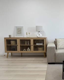 Beliani Szafka trzydrzwiowa ALBANY ze szklaną gablotą 150 cm jasne drewno