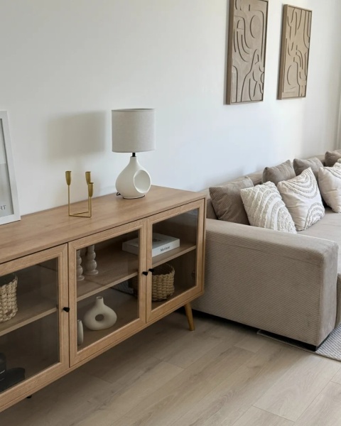 Beliani Szafka trzydrzwiowa ALBANY ze szklaną gablotą 150 cm jasne drewno