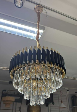 Elegancki Żyrandol Beliani ABELLAS w Stylu Glamour - Złoty Metal z Czarnymi Akcentami i Szklanymi Kryształkami