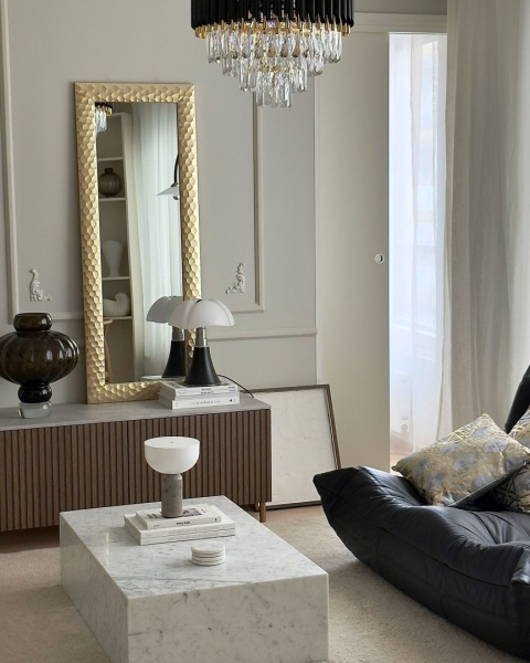 Elegancki Żyrandol Beliani ABELLAS w Stylu Glamour - Złoty Metal z Czarnymi Akcentami i Szklanymi Kryształkami Elegancki Żyrandol Beliani ABELLAS w Stylu Glamour - Złoty Metal z Czarnymi Akcentami i Szklanymi Kryształkami