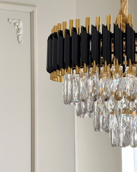 Elegancki Żyrandol Beliani ABELLAS w Stylu Glamour - Złoty Metal z Czarnymi Akcentami i Szklanymi Kryształkami Elegancki Żyrandol Beliani ABELLAS w Stylu Glamour - Złoty Metal z Czarnymi Akcentami i Szklanymi Kryształkami