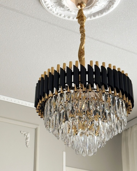 Elegancki Żyrandol Beliani ABELLAS w Stylu Glamour - Złoty Metal z Czarnymi Akcentami i Szklanymi Kryształkami Elegancki Żyrandol Beliani ABELLAS w Stylu Glamour - Złoty Metal z Czarnymi Akcentami i Szklanymi Kryształkami