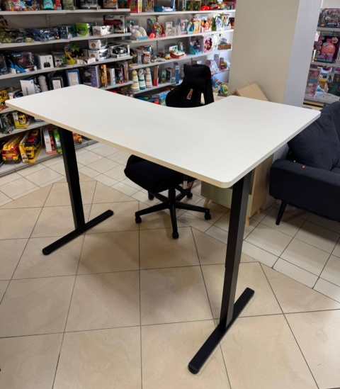 Elektryczne Biurko Narożne z Regulacją Wysokości ENGINEER, 160x109 cm, Lewostronne, Biało-Czarne Elektryczne Biurko Narożne z Regulacją Wysokości ENGINEER, 160x109 cm, Lewostronne, Biało-Czarne