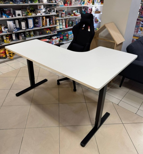 Elektryczne Biurko Narożne z Regulacją Wysokości ENGINEER, 160x109 cm, Lewostronne, Biało-Czarne Elektryczne Biurko Narożne z Regulacją Wysokości ENGINEER, 160x109 cm, Lewostronne, Biało-Czarne
