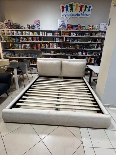 Łóżko tapicerowane Beliani BAJONNA 180 x 200 cm (EU Super King) Jasnobeżowe (Light Beige)