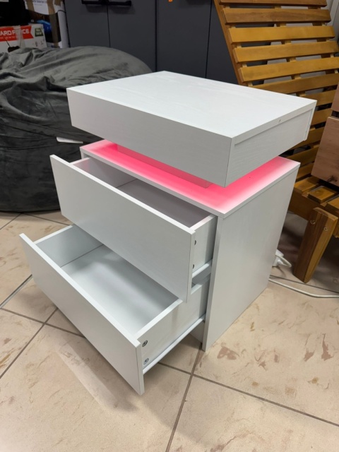 IRONCK biały stolik nocny LED z USB i USB-C, 2 szuflady, nowoczesny 35×48×60 cm