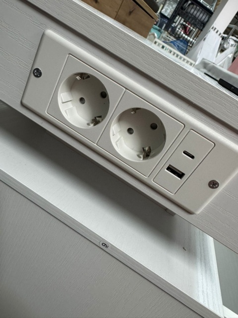 IRONCK biały stolik nocny LED z USB i USB-C, 2 szuflady, nowoczesny 35×48×60 cm