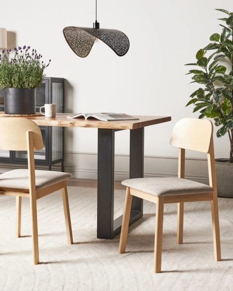 Krzesło jadalniane SCANDIA z litego drewna z beżowoszarym siedziskiem